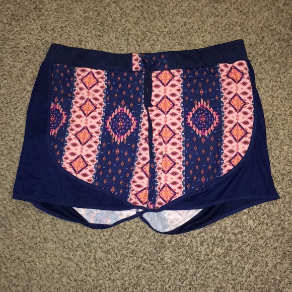 NWOT SUPER CUTE STYLISH PATTERNED SHORTS - Picture 1 of 4